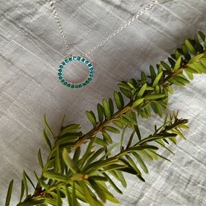 🦢 SWAN CORE 🦢VTG emerald crystal Circle birthstone Necklace, vintage Avon